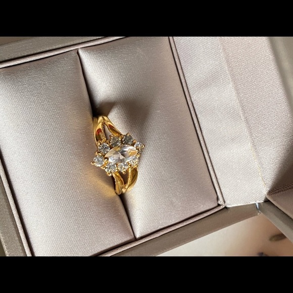 𝅺beautiful gold tone sparkly ring size 6.5 - Picture 13 of 13